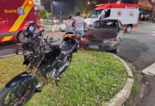 Fotos de Motociclista fica gravemente ferido após carro invadir preferencial em avenida de Maringá