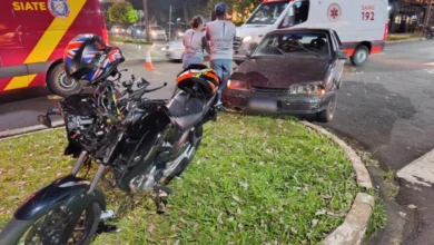 Fotos de Motociclista fica gravemente ferido após carro invadir preferencial em avenida de Maringá