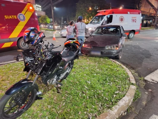 Fotos de Motociclista fica gravemente ferido após carro invadir preferencial em avenida de Maringá