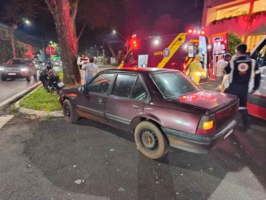 Fotos de Motociclista fica gravemente ferido após carro invadir preferencial em avenida de Maringá