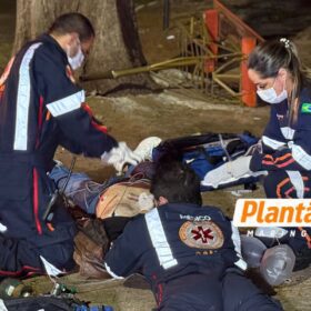 Fotos de Motociclista que teve perna amputada em acidente em 2024 morre após bater contra árvore neste domingo; câmera registrou acidente