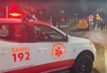 Fotos de Motoentregador perde controle e bate violentamente contra placa de trânsito em Maringá