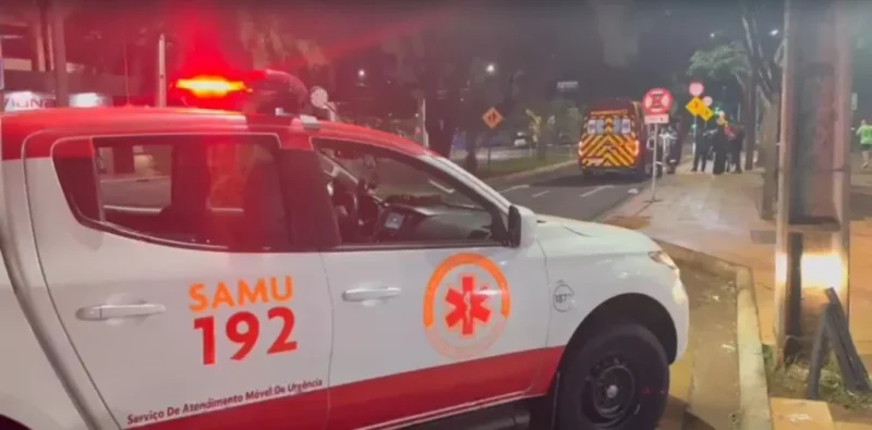 Motoentregador perde controle e bate violentamente contra placa de trânsito em Maringá Foto 1 Fotos de Motoentregador perde controle e bate violentamente contra placa de trânsito em Maringá