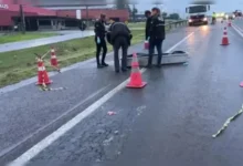 Fotos de Motorista bate carro, tenta atravessar rodovia a pé e morre atropelado no Paraná