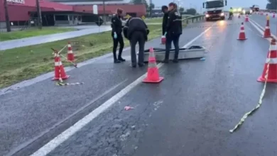 Fotos de Motorista bate carro, tenta atravessar rodovia a pé e morre atropelado no Paraná