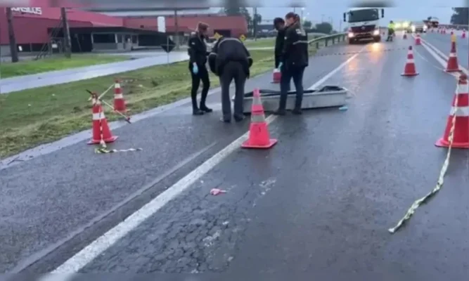 Motorista bate carro, tenta atravessar rodovia a pé e morre atropelado no Paraná Foto 1 Fotos de Motorista bate carro, tenta atravessar rodovia a pé e morre atropelado no Paraná