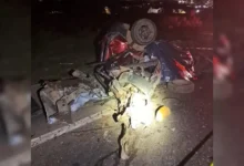 Fotos de Motorista de 24 anos morre em colisão frontal com carreta na PR-092; carro ficou destruído