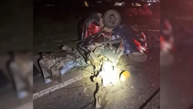 Fotos de Motorista de 24 anos morre em colisão frontal com carreta na PR-092; carro ficou destruído