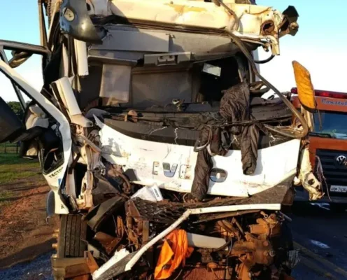 Motorista fica preso às ferragens em acidente na PR-317 e é levado em estado grave ao HU de Maringá Foto 1 Fotos de Motorista fica preso às ferragens em acidente na PR-317 e é levado em estado grave ao HU de Maringá