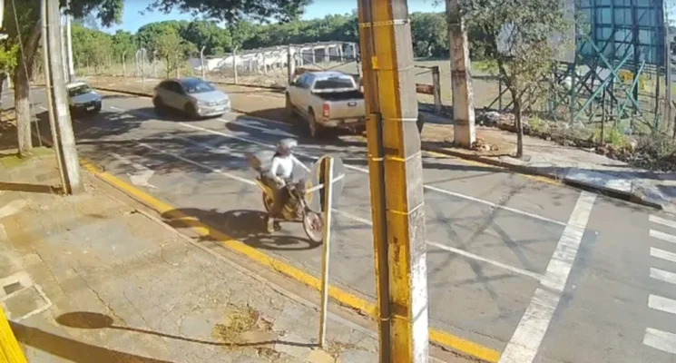 Fotos de Motorista invade contramão, sobe na calçada e causa confusão no trânsito maringaense; video