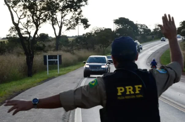 Fotos de Nova lei do farol: Alteração no CTB ainda gera multas e pontos na CNH em 2026