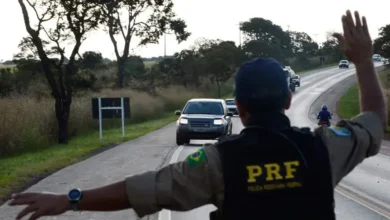 Fotos de Nova lei do farol: o que diz a regra válida para 2026; multa chega a R$ 130,16