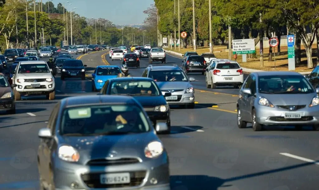 Fotos de Nova lei do farol: o que diz a regra válida para 2026; multa chega a R$ 130,16