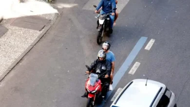 Fotos de Nova regra determina multa de R$ 2,1 mil para quem carregar passageiro em garupa da moto; entenda