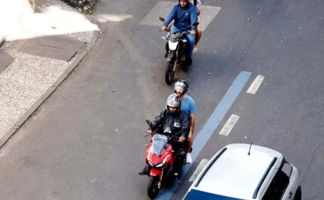 Nova regra determina multa de R$ 2,1 mil para quem carregar passageiro em garupa da moto; entenda Foto 1 Fotos de Nova regra determina multa de R$ 2,1 mil para quem carregar passageiro em garupa da moto; entenda