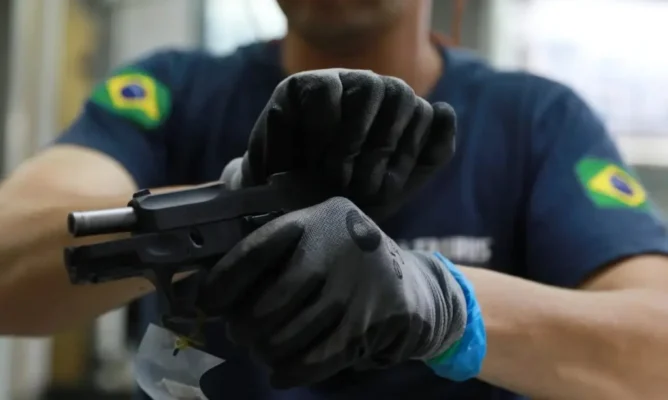 Fotos de Novas profissões estão perto de ter porte de arma liberado no Brasil; veja quais