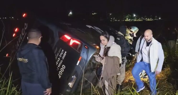 Fotos de Ônibus com mais de 60 passageiros tomba na PR-158 na saída para Peabiru
