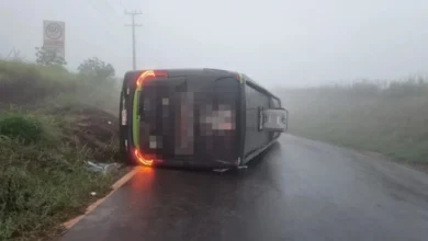Fotos de Ônibus tomba e deixa três passageiras feridas na PR-444 em Mandaguari
