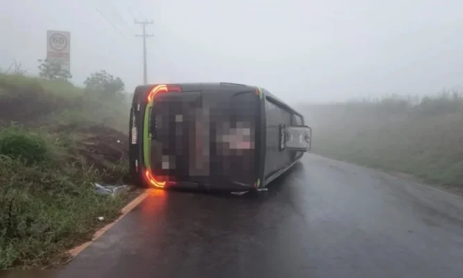 Ônibus tomba e deixa três passageiras feridas na PR-444 em Mandaguari Foto 1 Fotos de Ônibus tomba e deixa três passageiras feridas na PR-444 em Mandaguari