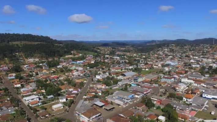 Fotos de Prefeitura acaba de anunciar concurso público inédito com 89 vagas e salário de R$ 17,4 mil