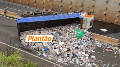 Fotos de Carreta tomba e interdita Contorno Norte de Maringá nesta segunda-feira