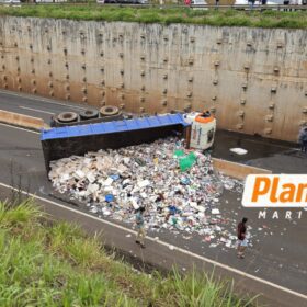 Fotos de Carreta tomba e interdita Contorno Norte de Maringá nesta segunda-feira