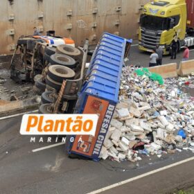 Fotos de Carreta tomba e interdita Contorno Norte de Maringá nesta segunda-feira