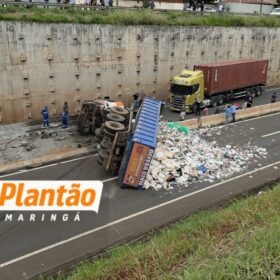 Fotos de Carreta tomba e interdita Contorno Norte de Maringá nesta segunda-feira