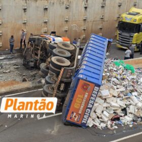 Fotos de Carreta tomba e interdita Contorno Norte de Maringá nesta segunda-feira