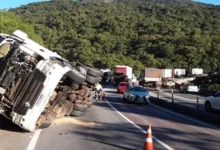 Fotos de Veja imagens do resgate do corpo de mulher que ficou presa sob caminhão que despencou de viaduto no PR