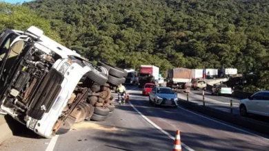 Fotos de Veja imagens do resgate do corpo de mulher que ficou presa sob caminhão que despencou de viaduto no PR