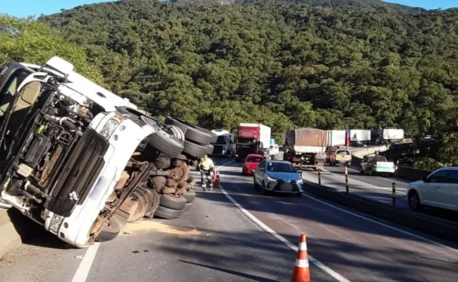 Fotos de Veja imagens do resgate do corpo de mulher que ficou presa sob caminhão que despencou de viaduto no PR