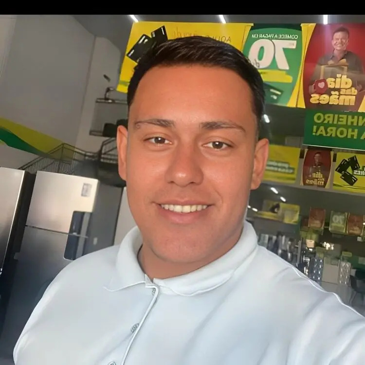 Fotos de Vídeo: Após dias internado em Maringá, motoboy de 23 anos morre após acidente com Land Rover