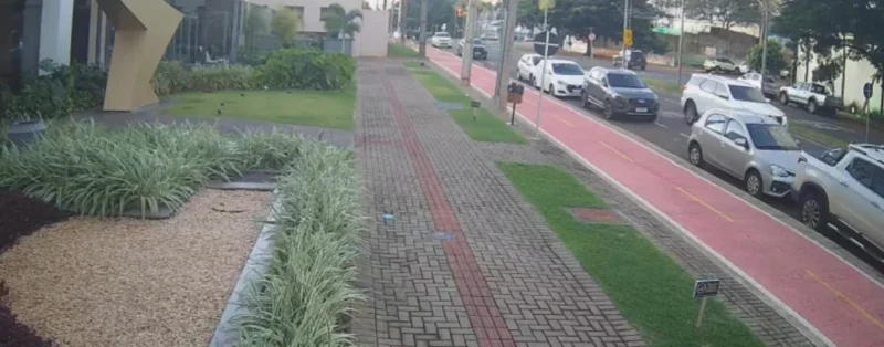 Fotos de Vídeo mostra furto de Hilux em plena luz do dia em Maringá; veículo foi recuperado 30 minutos após o crime