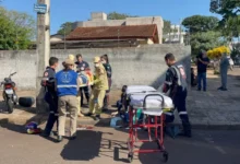 Fotos de Vídeo mostra grave acidente em Maringá: motociclista e filho de 12 anos ficam feridos após forte colisão em cruzamento