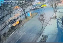 Fotos de Vídeo mostra momento de forte colisão entre ônibus e motociclista em cruzamento de Maringá