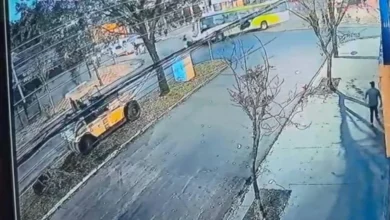 Fotos de Vídeo mostra momento de forte colisão entre ônibus e motociclista em cruzamento de Maringá