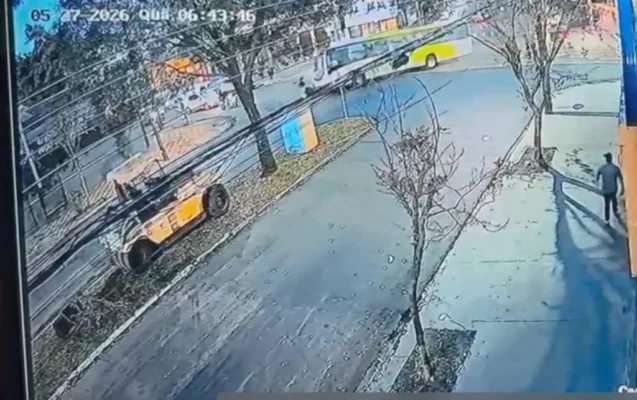 Vídeo mostra momento de forte colisão entre ônibus e motociclista em cruzamento de Maringá Foto 1 Fotos de Vídeo mostra momento de forte colisão entre ônibus e motociclista em cruzamento de Maringá
