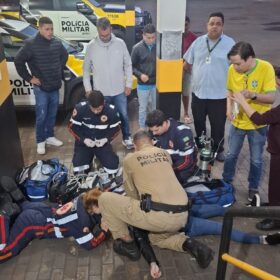 Vídeo: Passageira é reanimada após 40 minutos de massagem cardíaca ao se engasgar com comida em ônibus na PR-317, na região de Maringá Foto 3 Fotos de Vídeo: Passageira é reanimada após 40 minutos de massagem cardíaca ao se engasgar com comida em ônibus na PR-317, na região de Maringá
