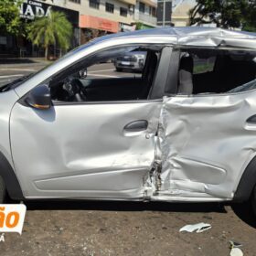 Fotos de Motorista avança preferencial e provoca grave acidente entre carro e moto, em Maringá