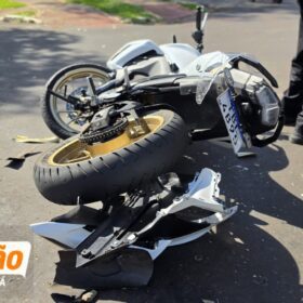 Fotos de Motorista avança preferencial e provoca grave acidente entre carro e moto, em Maringá