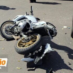 Fotos de Motorista avança preferencial e provoca grave acidente entre carro e moto, em Maringá