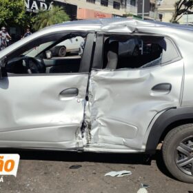 Fotos de Motorista avança preferencial e provoca grave acidente entre carro e moto, em Maringá