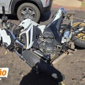 Fotos de Motorista avança preferencial e provoca grave acidente entre carro e moto, em Maringá