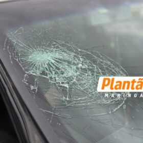 Fotos de Carro bate contra poste e deixa duas crianças e uma mulher feridas em Maringá