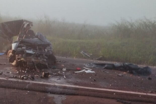 Acidente deixa três mortos e dois presos entre as ferragens na PR-323 Foto 1 Fotos de Acidente deixa três mortos e dois presos entre as ferragens na PR-323