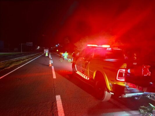 Acidente fatal em Engenheiro Beltrão quase termina em nova tragédia após caminhão tombar na pista Foto 1 Fotos de Acidente fatal em Engenheiro Beltrão quase termina em nova tragédia após caminhão tombar na pista