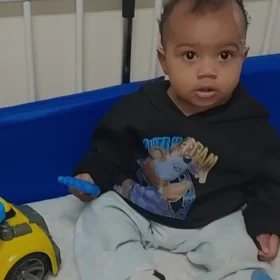 Fotos de Bebê que sofreu queimaduras durante banho em creche de Sarandi deixa hospital após seis dias internado