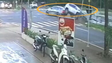 Fotos de Câmera de segurança registra colisão entre BMW e Jeep Renegade em Maringá