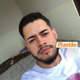 Fotos de Motociclista morre após perder o controle da moto e bater contra árvore em Maringá; vídeo mostra acidente